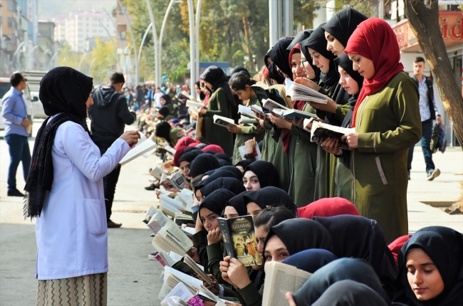Muş'ta 10 bin öğrenci kaldırımda 3 saat kitap okudu